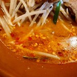 ベトコンラーメン 三條 - スープを一飲みして
前回、このお店でも感じた明らかな甘み感があるなあ⤵️

このおっさん、甘いラーメンは好みでは無いので

甘みにコク感もあるので
質の良い味醂らしき強めな甘みがメインなんだろうな？