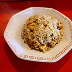 ベトコンラーメン 三條 - ◯ニンチャン
パラッとした感じの醤油味で
『焼豚ラーメン三條』さんで感じた
焦がし醤油感は、ほぼ感じない

具材は素揚げしたホクホクのニンニクが7掛け入り
ほぐしチャーシュー、玉子となる