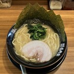 壱角家 - 料理写真:家系ラーメン 醤油 並（1,000円）