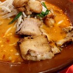 ベトコンラーメン 三條 - ◯味噌スタミナラーメン
チャーシューは系列店である
『焼豚ラーメン三條』さんよりは少なめとなる

あちらの店で感じた
チャーシューの脂身のトロミ感や香ばしさも
コチラの店では特に感じない
