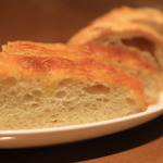 ラ・ヴェーナ・デル・レンニョ - 自家製パン「ローズマリーのフォカッチャと柿と青胡椒のパン」