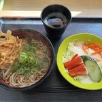大衆食堂 半田屋 - 料理写真:天ぷら蕎麦440円、サラダ170円安い