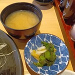 とんかつ神楽坂さくら - しじみのお味噌汁と漬物