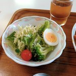 食事処 さくら - カツカレーのサラダ。ドレッシングはカウンターに置いてあり、自分でフリフリします。