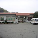 食事処 さくら - 建物外観。お店はこの建物内の右奥にあります。この建物の右隣に江田島クラブの建物があります。