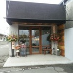 ユニフル コーヒー ボックス - オープン日なのでお花飾ってました。