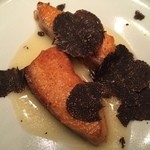 エノテカ パージナ - サーモンのムニエル、黒トリュフの香りで