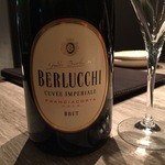エノテカ パージナ - ＢＥＲＬＵＣＣＨＩ　スパークリング
                                まずはＢＲＵＴの辛口スパークリングワインで喉を潤します