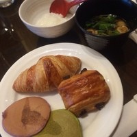ダイニング 流 - お次はどうしてもパンが気になってしまい、クロワッサンとパンオショコラをチョイス。
                パン食べ過ぎだ…笑
                ほうれん草、紫いものパンケーキはどちらも素材の味がするし、薄いのにもちもち！
                
                お味噌汁は汁だけとって、おふやワカメ、カイワレを自分で入れるシステム！
                
                あとおかゆをいただきました。
                