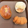 ブーランジェリー カワ - 右上:桜と苺のお餅モンブラン259円　右下:ソーセージドーナツ237円　左:チョコクリームパン205円