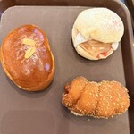 ブーランジェリー カワ - 右上:桜と苺のお餅モンブラン259円　右下:ソーセージドーナツ237円　左:チョコクリームパン205円