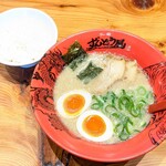 ずんどう屋 - 料理写真:味玉らーめん 980円(背脂の量 : 並 , 麺の種類 : 細麺) , ライス【小】 150円