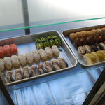 磯ずし - ずらりと並んだ田舎寿司を選んで買います