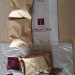 ル・シュクレクール - 2015年1月：5点購入で1800円でした。（写真ではクロワッサンを一つ食べた後なので紙袋が１つない状態です）