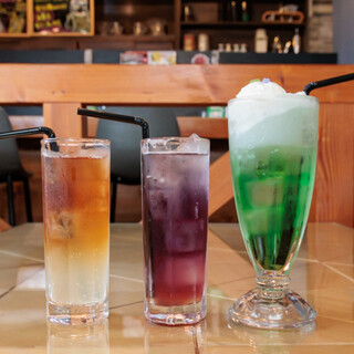 目にも美しい誕生石ドリンク。宝石コーヒー＆自家製ジュースあり