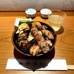 伊勢廣 - 料理写真:名物のやきとり丼（4本丼）鶏スープ、お新香付き