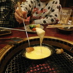 Yakiniku Gyuushou - チーズは網の上で温めます