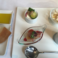 MAIN DINING by THE HOUSE OF PACIFIC - (2015/2)前菜盛り合わせにパンも写真入り。