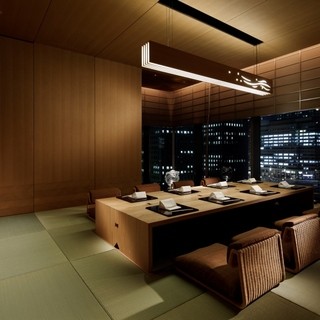 景色を望める個室で旬の味覚満載の日本料理を。