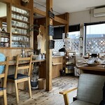 フミキリCAFE - 店内は木目で温かい空間