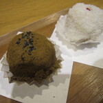 OHAGI3 - 左・ほうじ茶おはぎ、右・ココナッツおはぎ