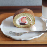 キッサ マシマロ - 料理写真:２０２６年４月再訪：緑茶と苺と小倉のロールケーキ☆