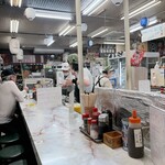多田屋 - 調理場をぐるりとかこむカウンター 奥にテーブルあり