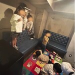 酒場HOOK meidaimae - 個室にマットをひいてキッズスペースに出来ます