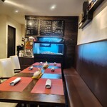 Chinese Restaurant Season - 座った席から、奥の席。水槽にはミル貝。