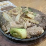 もつ焼き ごう - 熱々ホルモン炒め