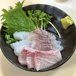 立呑み処 呑べえ - ・造り盛合せ 600円/税込
(天然平目造り、天然鯛造り、カンパチ)