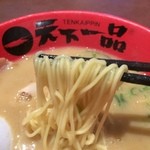 天下一品 - 【2015年01月】こってりの麺アップ、スープが絡んでイイ感じ(^^)