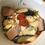 ラーメン イッケン - 厚切りの豚肩チャーシューが香ばしくて美味しい！トマトソースとチーズソースが太ちぢれ麺に合う！