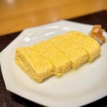 わたべ - 小さくしてくれましたが、それでも十分に大きな出汁巻き卵。
            お出汁、じゅわ〜です(^^)