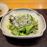 わたべ - 京水菜とじゃこのサラダ。
            一人だと小さめにしてくれるのが嬉しい♪
            立派な雑魚が美味しい(^^)