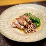 わたべ - これ、お通しですよ！螢烏賊と菜の花♪
            しっかりめのお出汁で、最低限に炊いた螢烏賊が絶妙で、旨みが豊か。菜の花は苦味が優しい。
            胡麻のアクセントも見事で、あらためて、これお通しですよ！（笑）