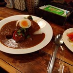 カレー食堂 リトルスパイス - ポークカレーとトマトサラダ