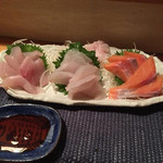 居酒屋三宝 - 漁師のお店だけあって新鮮、アイナメ、ヒラメ、エンガワ、マスの三点盛りでした。