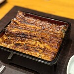 わたべ - 特上にしただけあって、お重から飛び跳ねそうな十分サイズに歓喜♪
            香ばしさ、甘さを抑えたタレ、硬めのごはん。見事な完成形です(^^)