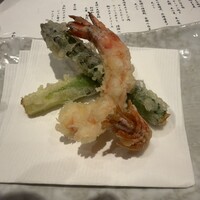 神田明神下 みやび - エビとアスパラの天ぷら