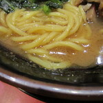 横浜家系ラーメン竈門家直系店赤門家 - 麺とスープ