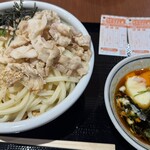 丸亀製麺 - 旨辛豚つけ汁うどん、つけ汁には温泉玉子とラー油、ワカメも事前投入