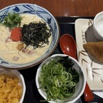 丸亀製麺 - 明太クリームうどん、いなり、無料の天かす、ネギ、ワカメ、生姜