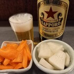 もつ焼きばん - サッポロ赤星&ぬか漬け大根&ぬか漬け人参