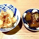 酒肴あおもん - お通し、左：筍、右:茄子炒め