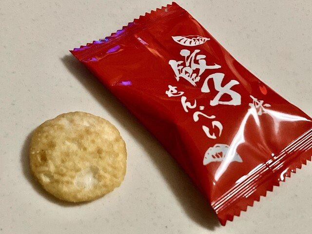 餃子のタレのような風味の横浜中華餃子味せんべい』by ライズ94