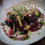ウミノミエルカフェレストランロコマンジェ - 料理写真:ツヤツヤと黒光りするソースに、柔らかいながら筋のコラーゲンも感じる宮古牛が美味。
たっぷりの菊芋ピューレが甘く、それとソースだけでも絶妙でした (*^^)v