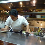 春来 - 鉄板をふきあげるマスター【うちの息子の撮影】