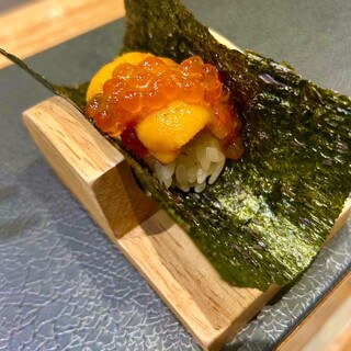 高級ネタや旬魚が楽しめる「おまかせコース」。観光のお食事に