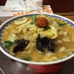 龍上海 - ラー博は俺の社員食堂。冬季限定、からみそ中華！  ラードで炒めた野菜プリタツ。野菜大好き♡  もちろん、からみそを溶かすオタノシミもある。きくらげも嬉しい。イイね！